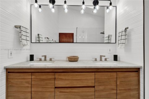 House in Miami, Florida 4 bedrooms № 1891593 - photo 20