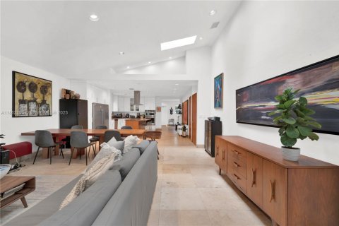 House in Miami, Florida 4 bedrooms № 1891593 - photo 11