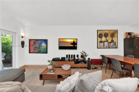 House in Miami, Florida 4 bedrooms № 1891593 - photo 9