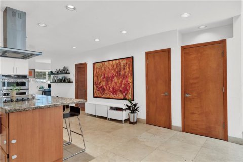 House in Miami, Florida 4 bedrooms № 1891593 - photo 2