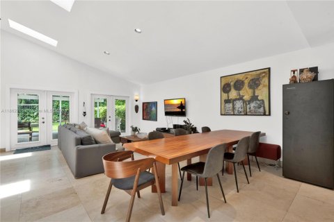 House in Miami, Florida 4 bedrooms № 1891593 - photo 6