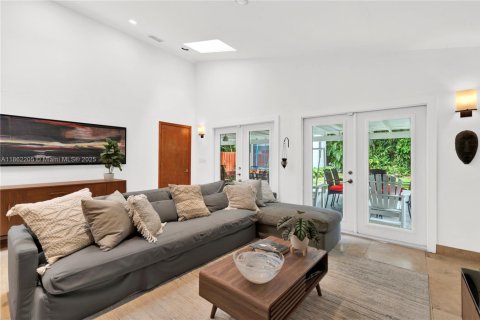 House in Miami, Florida 4 bedrooms № 1891593 - photo 8