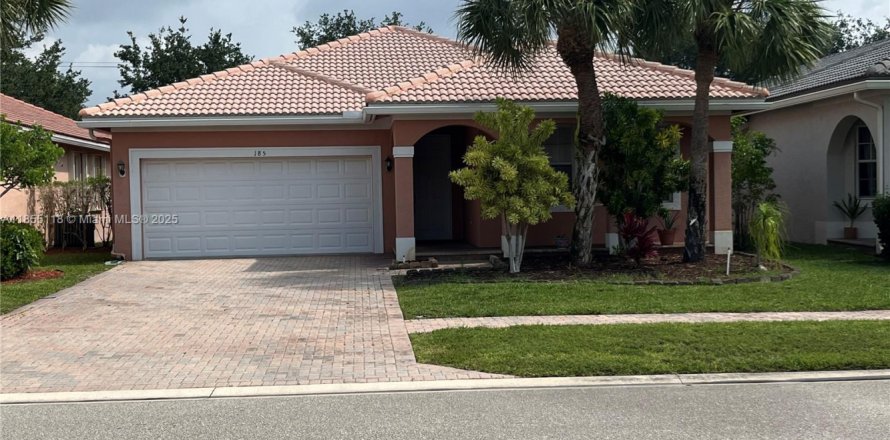 House in Royal Palm Beach, Florida 3 bedrooms, 178.47 sq.m. № 1887294