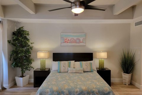 Condo in Treasure Island, Florida, 1 bedroom  № 1566468 - photo 14