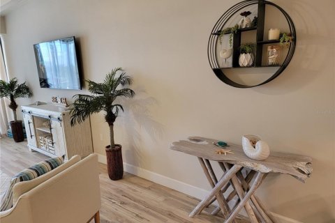 Condo in Treasure Island, Florida, 1 bedroom  № 1566468 - photo 7