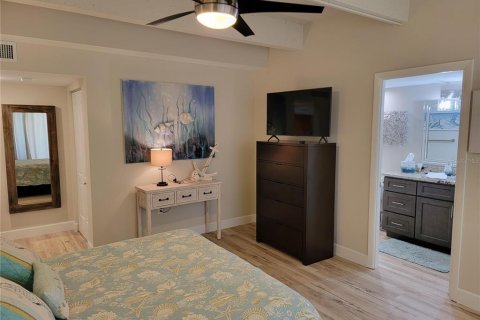 Condo in Treasure Island, Florida, 1 bedroom  № 1566468 - photo 11