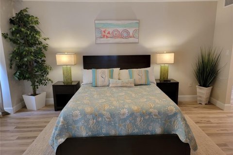 Condo in Treasure Island, Florida, 1 bedroom  № 1566468 - photo 15