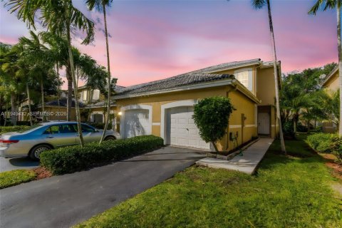 Снять в аренду таунхаус в Уэстон, Флорида 2 спальни, 117.15м2, № 2005277 - фото 5