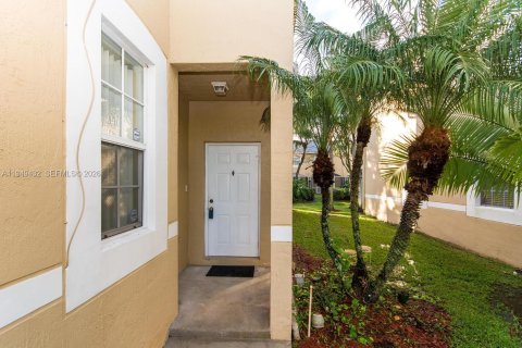 Снять в аренду таунхаус в Уэстон, Флорида 2 спальни, 117.15м2, № 2005277 - фото 6