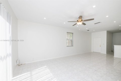 Снять в аренду таунхаус в Уэстон, Флорида 2 спальни, 117.15м2, № 2005277 - фото 25