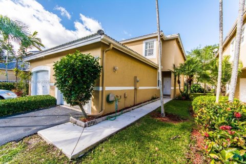 Снять в аренду таунхаус в Уэстон, Флорида 2 спальни, 117.15м2, № 2005277 - фото 3