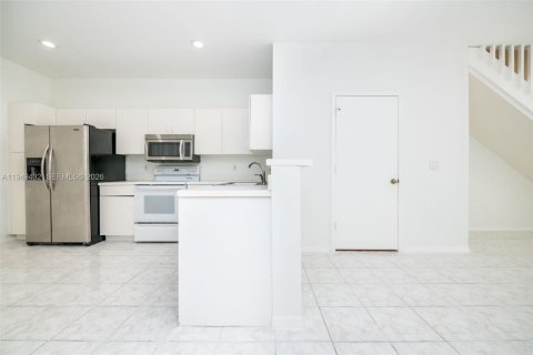 Снять в аренду таунхаус в Уэстон, Флорида 2 спальни, 117.15м2, № 2005277 - фото 24