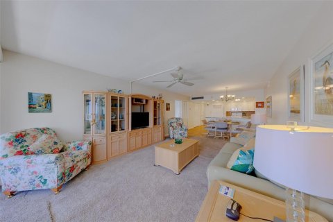 Condo in Redington Shores, Florida, 1 bedroom  № 2167812 - photo 9