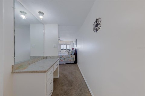 Condo in Redington Shores, Florida, 1 bedroom  № 2167812 - photo 19