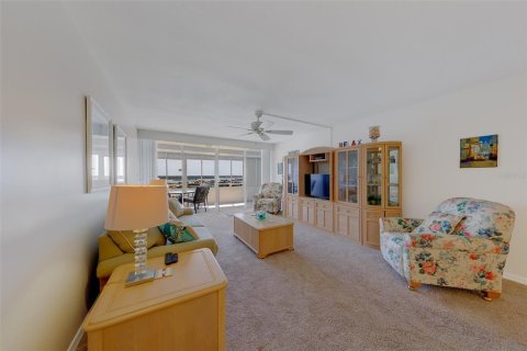 Condo in Redington Shores, Florida, 1 bedroom  № 2167812 - photo 11