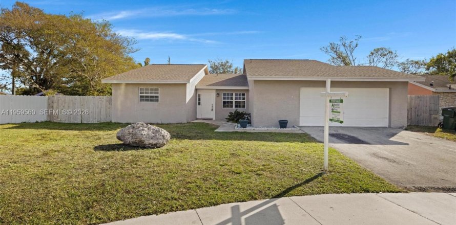 Дом в Хомстед, Флорида 3 спальни, 153.75м2 № 2022278