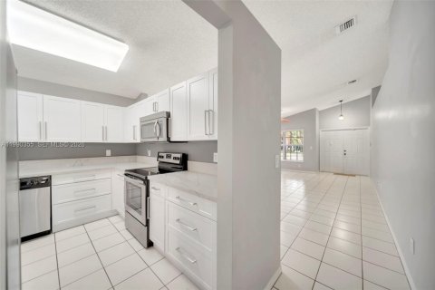 Купить виллу или дом в Дейви, Флорида 3 спальни, 145.39м2, № 2057644 - фото 6