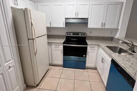 Condo in Hialeah, Florida, 2 bedrooms  № 1977740 - photo 3