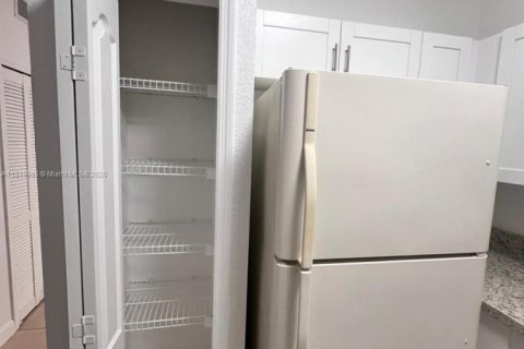 Condo in Hialeah, Florida, 2 bedrooms  № 1977740 - photo 6