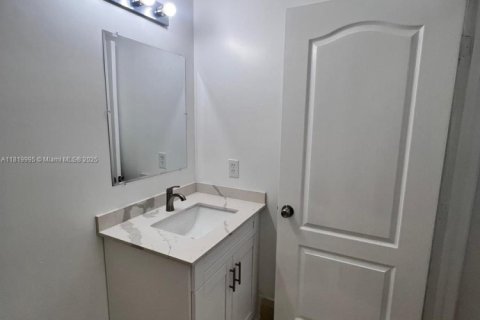 Condo in Hialeah, Florida, 2 bedrooms  № 1977740 - photo 9