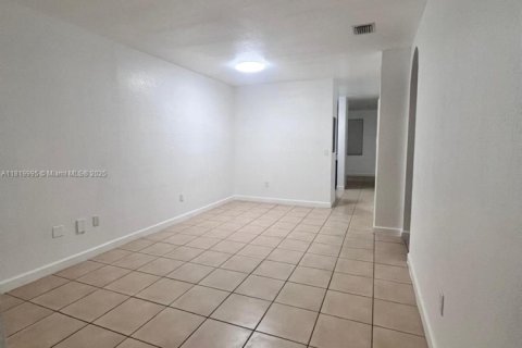 Condo in Hialeah, Florida, 2 bedrooms  № 1977740 - photo 2