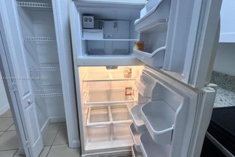 Condo in Hialeah, Florida, 2 bedrooms  № 1977740 - photo 4