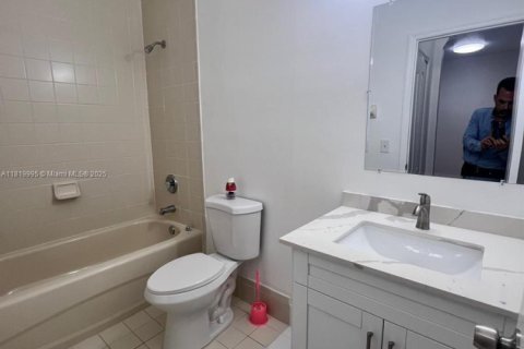 Condo in Hialeah, Florida, 2 bedrooms  № 1977740 - photo 10
