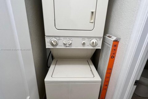 Condo in Hialeah, Florida, 2 bedrooms  № 1977740 - photo 11