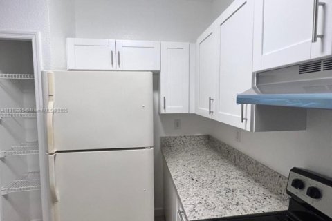 Condo in Hialeah, Florida, 2 bedrooms  № 1977740 - photo 5