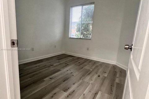 Condo in Hialeah, Florida, 2 bedrooms  № 1977740 - photo 8