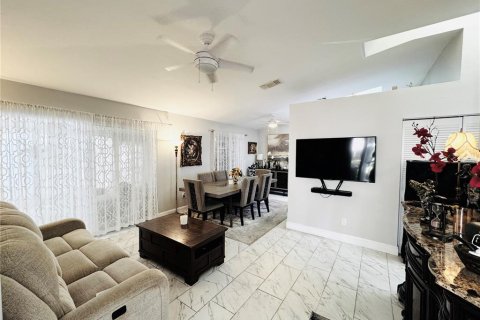 Casa en venta en Sarasota, Florida, 2 dormitorios, 86.4 m2 № 1577417 - foto 13