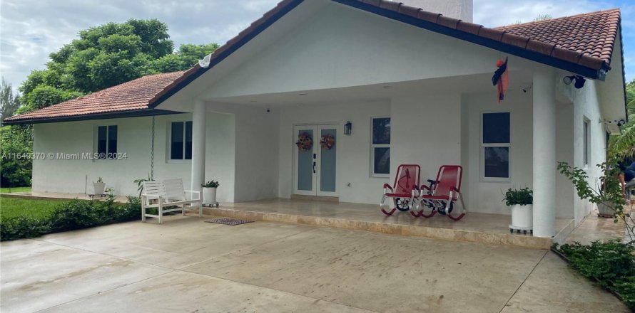 House in Homestead, Florida 3 bedrooms, 191.29 sq.m. № 1763932