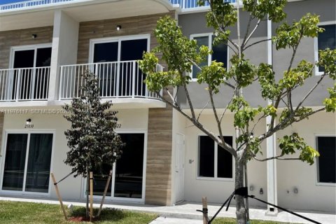 Снять в аренду таунхаус в Наранья, Флорида 4 спальни, 128.02м2, № 2042624 - фото 3