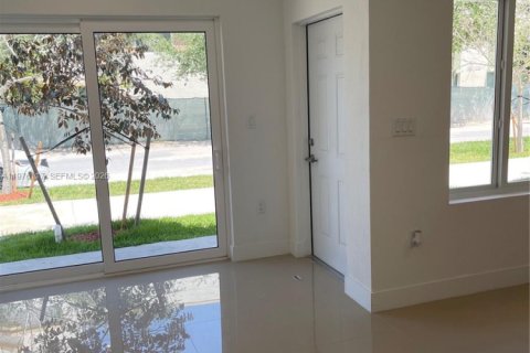 Снять в аренду таунхаус в Наранья, Флорида 4 спальни, 128.02м2, № 2042624 - фото 4