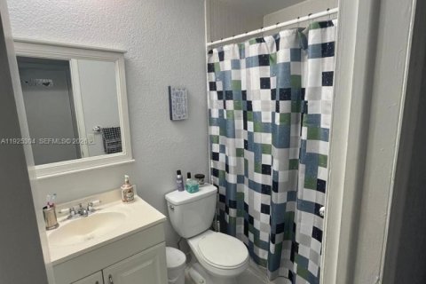 Condo in Miami, Florida, 2 bedrooms  № 1997904 - photo 9