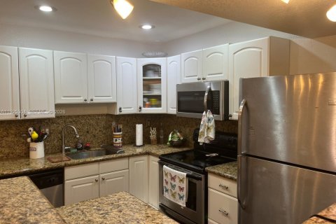 Condo in Miami, Florida, 2 bedrooms  № 1997904 - photo 12