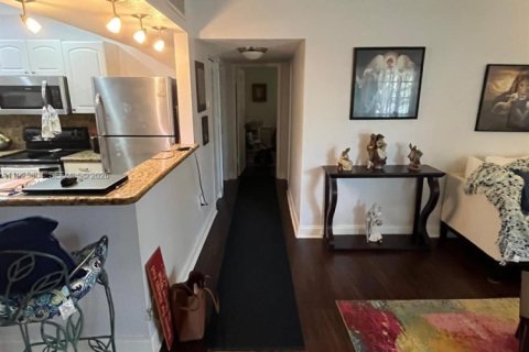 Condo in Miami, Florida, 2 bedrooms  № 1997904 - photo 5