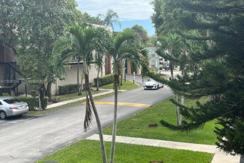 Condo in Miami, Florida, 2 bedrooms  № 1997904 - photo 17