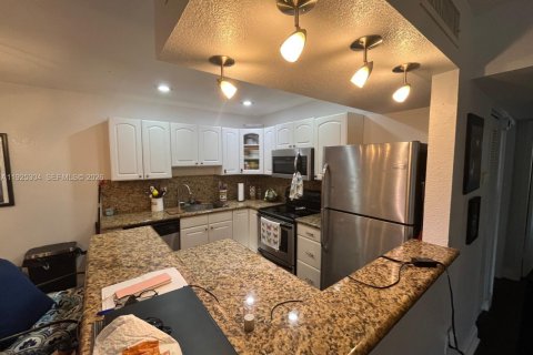 Condo in Miami, Florida, 2 bedrooms  № 1997904 - photo 13