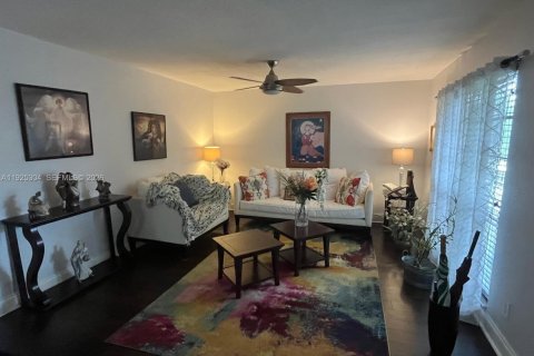 Condo in Miami, Florida, 2 bedrooms  № 1997904 - photo 15