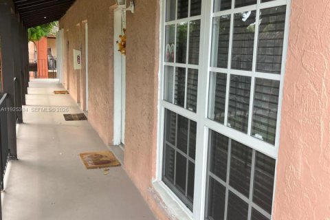 Condo in Miami, Florida, 2 bedrooms  № 1997904 - photo 3