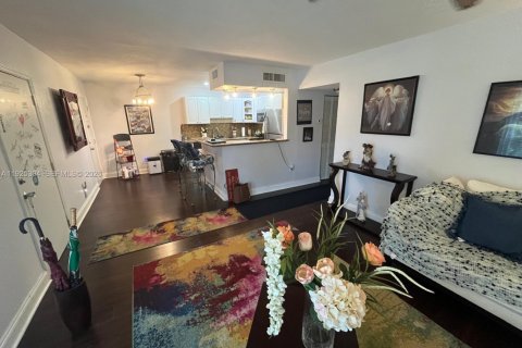 Condo in Miami, Florida, 2 bedrooms  № 1997904 - photo 14