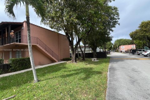 Condo in Miami, Florida, 2 bedrooms  № 1997904 - photo 21