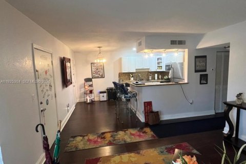 Condo in Miami, Florida, 2 bedrooms  № 1997904 - photo 10