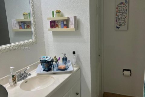 Condo in Miami, Florida, 2 bedrooms  № 1997904 - photo 7