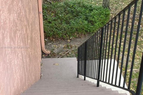 Condo in Miami, Florida, 2 bedrooms  № 1997904 - photo 2