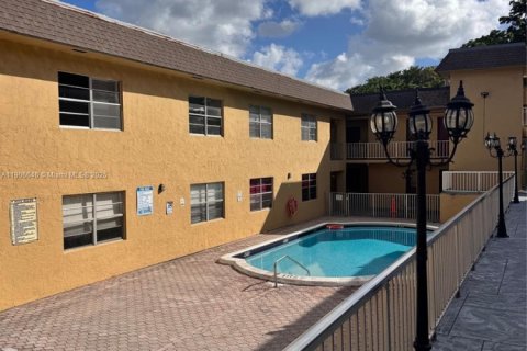 Condominio en alquiler en Pembroke Pines, Florida, 2 dormitorios, 65.03 m2 № 1963009 - foto 16