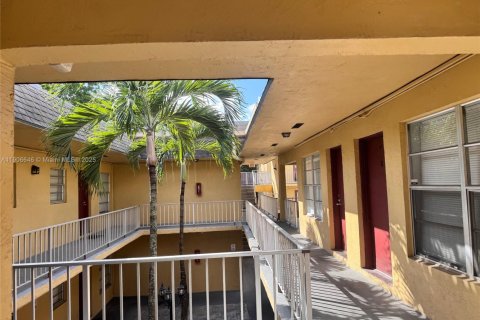 Condominio en alquiler en Pembroke Pines, Florida, 2 dormitorios, 65.03 m2 № 1963009 - foto 4