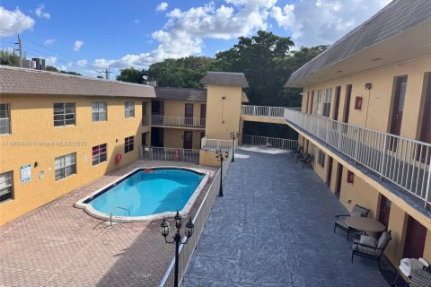 Condominio en alquiler en Pembroke Pines, Florida, 2 dormitorios, 65.03 m2 № 1963009 - foto 6