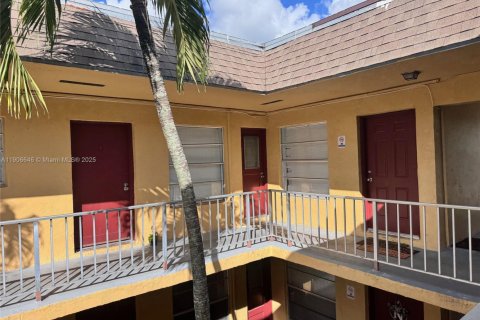 Condominio en alquiler en Pembroke Pines, Florida, 2 dormitorios, 65.03 m2 № 1963009 - foto 5